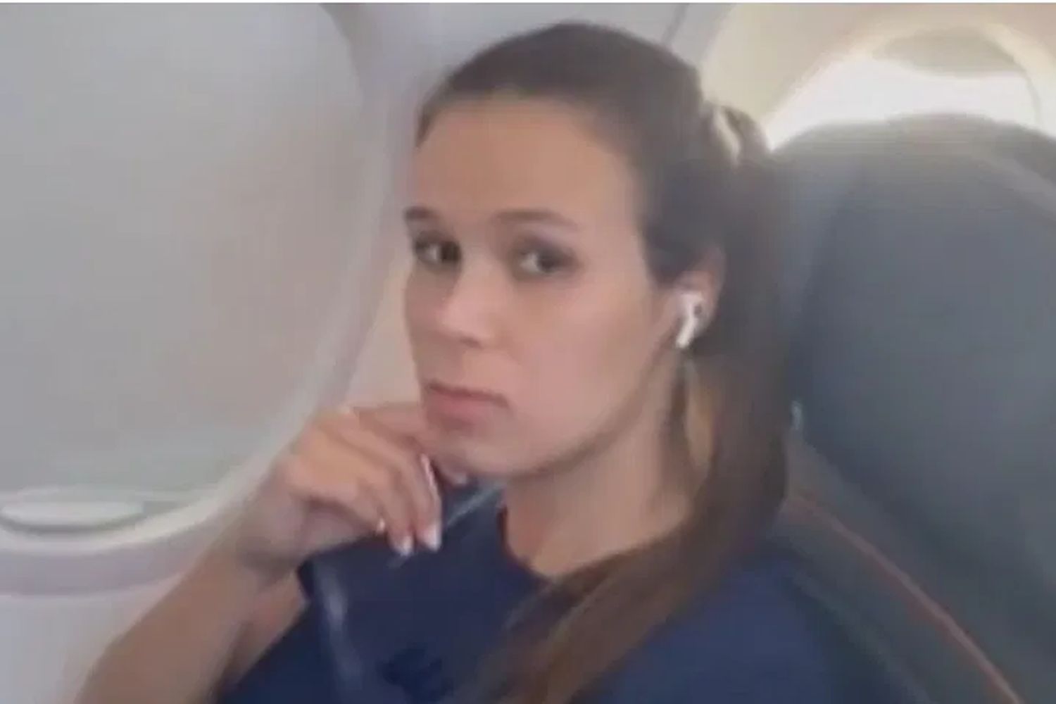 Qual o Instagram da Moça do Avião Jeniffer Castro?
